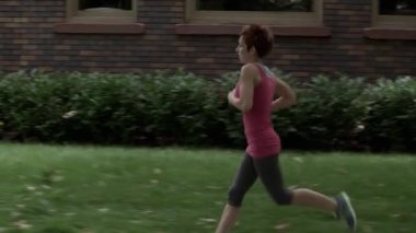 Circa 2017 - Salt Lake City, Utah: Kaldırımda kadın koşarken sokaktan kamyonla vuruldu.