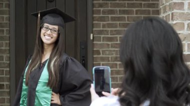 Anne almak bir resim arasında onun kızı içinde Cap ve cüppe.