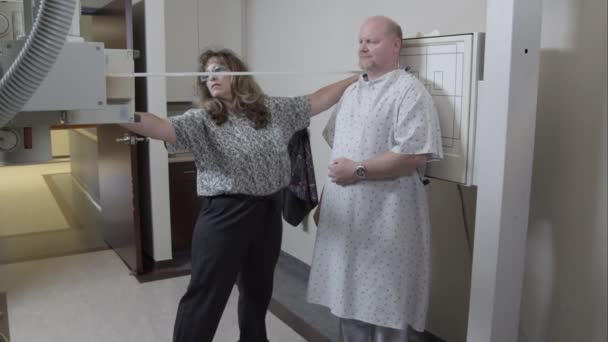 护士测量扫描仪与患者之间的距离 — 图库视频影像