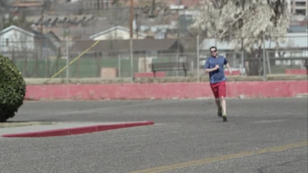 Uomo Che Jogging Strada Nella Zona Suburbana Con Lesioni Alle — Video Stock