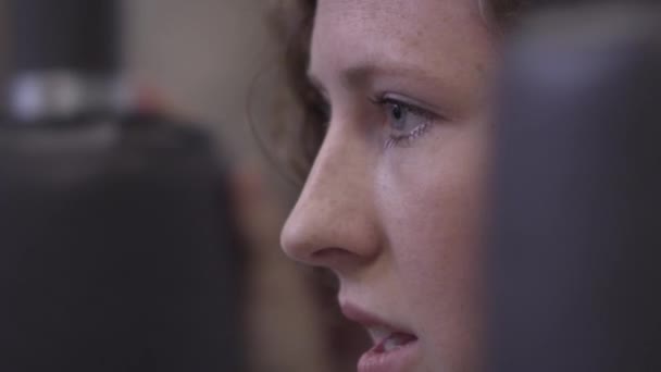 Plan serré d'une femme utilisant une presse à bras au gymnase .