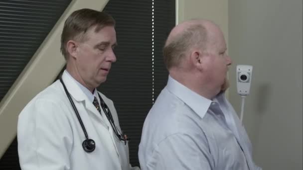 Arzt Überprüft Reaktion Des Mannes Auf Klopfen Auf Den Rücken — Stockvideo