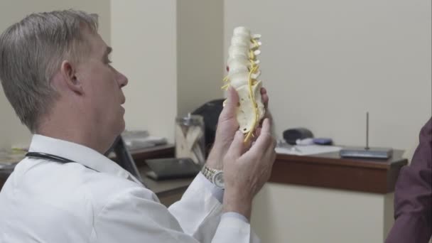 医生使用演示 以解释关节给病人 — 图库视频影像