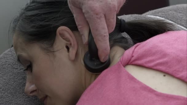 Terapeut Massera Kvinnas Hals Med Massager — Stockvideo