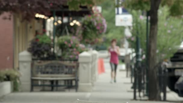 Circa 2017 犹他州盐湖城 一名妇女在人行道上奔跑的焦心拍摄 — 图库视频影像
