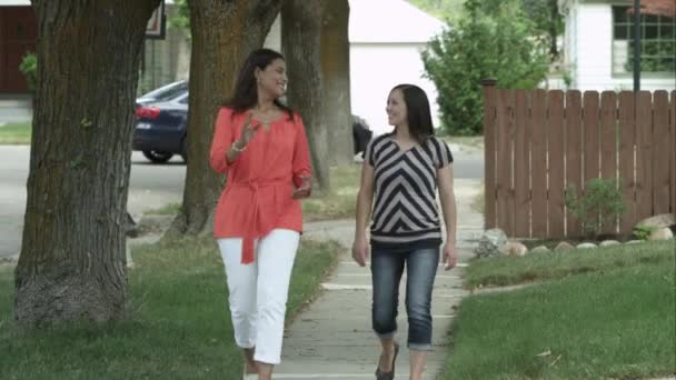 Due Donne Che Parlano Camminano Sul Marciapiede Del Quartiere — Video Stock