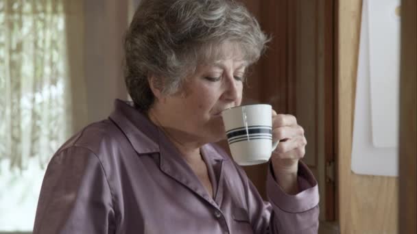 妇女在睡衣中喝热饮的紧镜头 — 图库视频影像