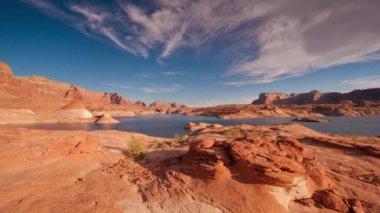 Lake Powell bulutlar gökyüzünde hareket ile gün batımında üzerinde Timelapse.
