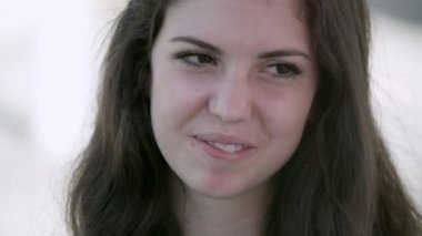 Yemek yiyen ve gülümseyen genç bir kızın sıkı görüntüsü.