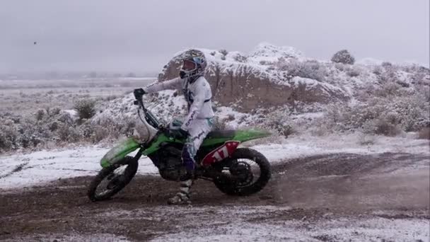 Man Spinning Donuts Motorcycle Snowy Desert — Stock Video