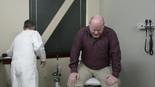 医生给人戴上呼吸管 并进行测量 — 图库视频影像