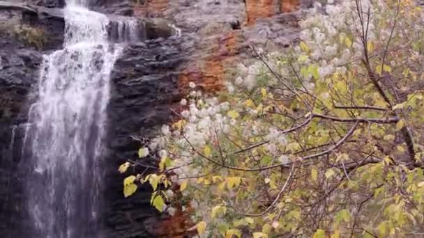 Panorámica Izquierda Una Cascada Que Cae Cascada Sobre Acantilado — Vídeo de stock