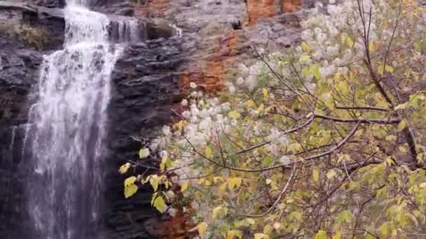 Panorera Vänster Bild Ett Vattenfall Kaskad Över Klippa — Stockvideo