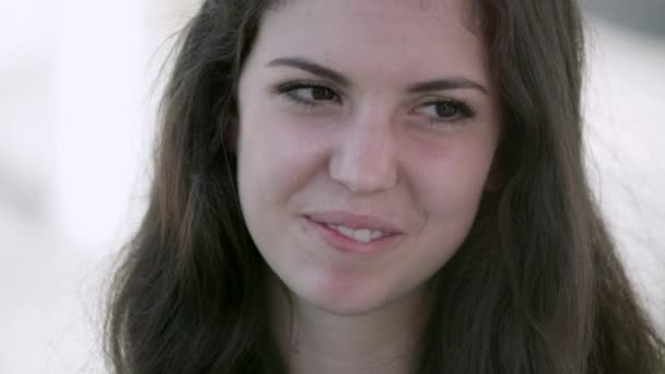 Tight Shot Una Adolescente Comiendo Sonriendo — Vídeos de Stock
