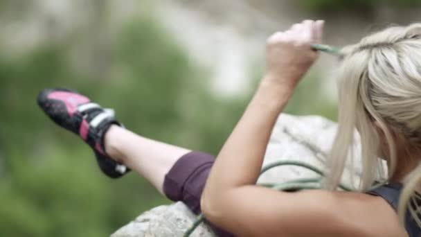 Escalador Mujer Tirando Cuerda Parte Superior Ruta — Vídeo de stock