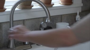 Kadın sıkı shot mutfakta su içmek.