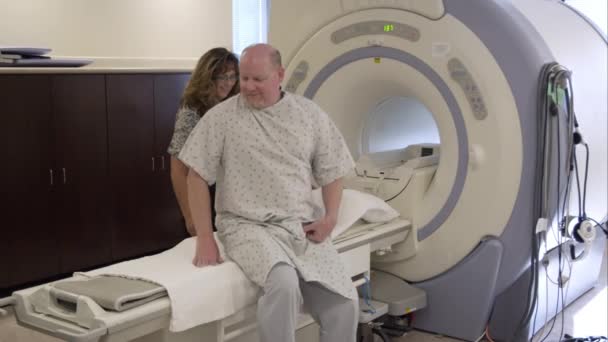 Patient Klettert Auf Mri Scanner — Stockvideo