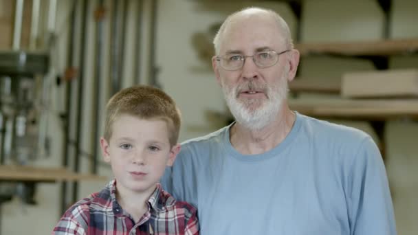 Großvater Und Enkel Blicken Die Kamera — Stockvideo