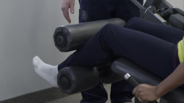 Kadınla Bacak Asansör Makine Üzerinde Çalışan Terapist Sıkı Atış — Stok video