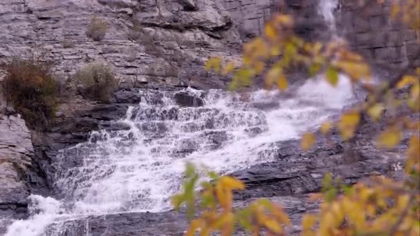 Apertado Tiro Uma Cachoeira Derramando Pelo Penhasco Rochoso — Vídeo de Stock