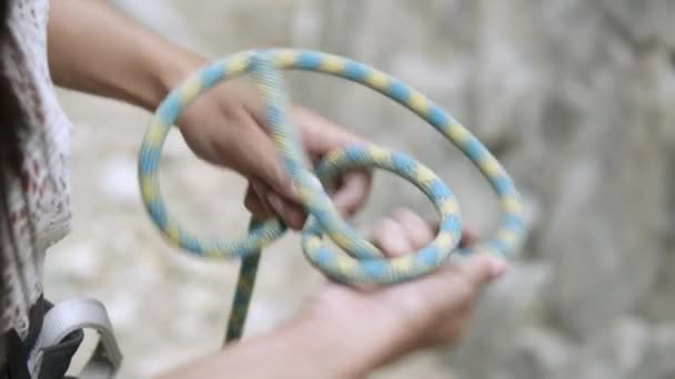 攀岩者妇女绑绳子到她的马具 — 图库视频影像