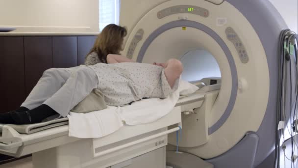 Enfermera Posición Hombre Resonancia Magnética — Vídeo de stock