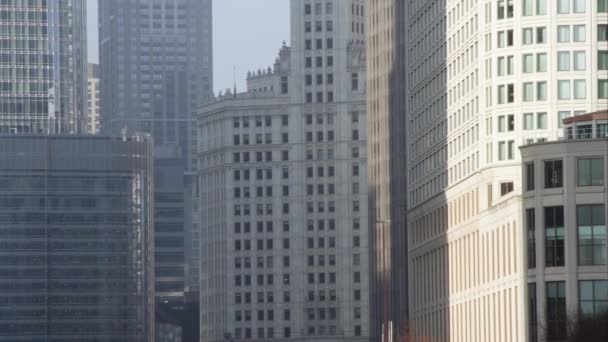 トランプのシカゴのダウンタウンの建物を流し撮り — ストック動画