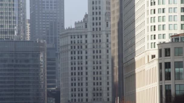 Panning Shot Bazuin Gebouw Het Centrum Van Chicago — Stockvideo