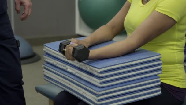 治疗师与妇女进行手腕锻炼 — 图库视频影像