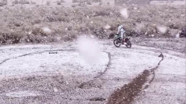 Motocicleta Desierto Con Nieve Cayendo — Vídeos de Stock