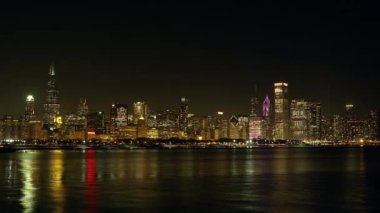 Suyun ötesinden Chicago 'nun gece zamanı.