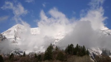 Mt. Timpanogos, Ut üzerinde üfleme bulutlar Timelapse atış.