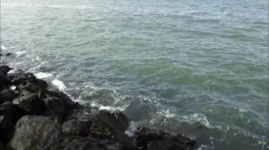 Dalgalar kayalık sahilde ateş San Francisco'ya kadar devirme.