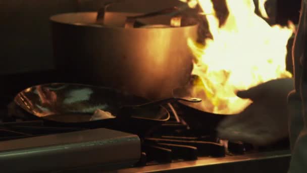 Bratpfannen Restaurant Fangen Feuer — Stockvideo