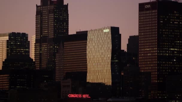 Sıkı Gün Batımında Atış Chicago Neredeyse Kontrast Binaların Yatay Kaydırma — Stok video