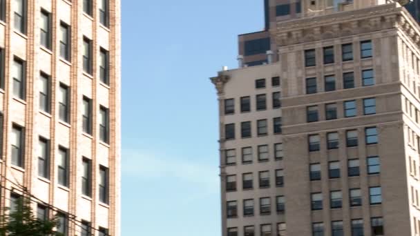 Panoramowanie Strzał Niektórych Budynków Wysokim Wzroście Cegły — Wideo stockowe