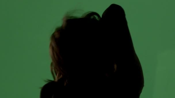 Colpo Stretto Una Donna Quasi Silhouetted Ballo Verde Dello Schermo — Video Stock