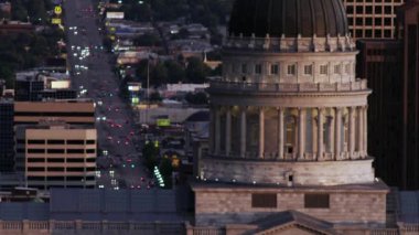 Utah State Capitol Binası ve trafik içinde belgili tanımlık geçmiş sıkı atış statik.