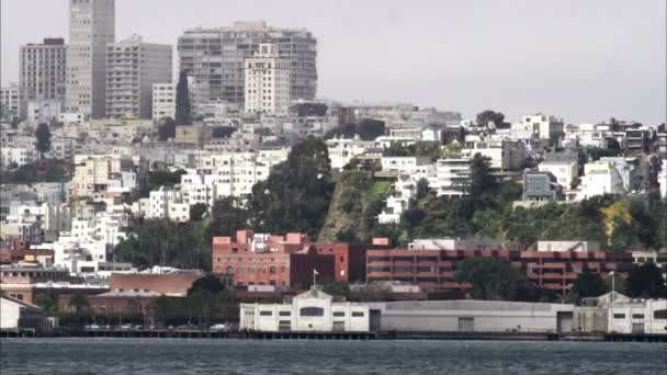 Panning Σφιχτή Πυροβολισμό Του Σαν Φρανσίσκο Από Τον Κόλπο — Αρχείο Βίντεο