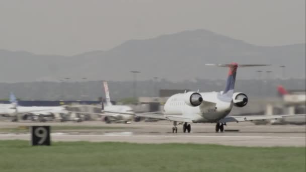 Volgende Opname Van Een Delta Vliegtuig Opstijgen Luchthaven Van Salt — Stockvideo