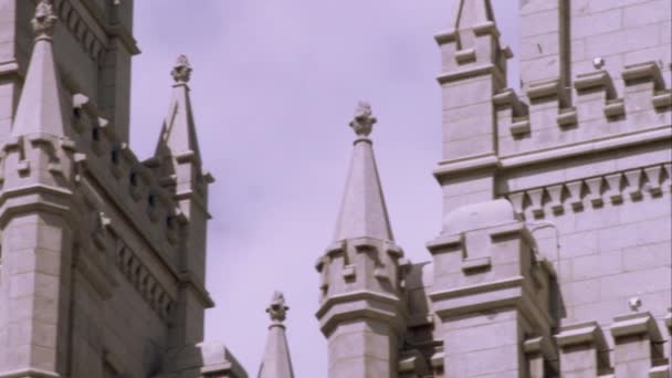 Tight Panning Shot Spires Lds Salt Lake Temple — Vídeos de Stock