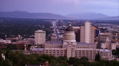 Atış downtown Salt Lake City ön planda ile Tuz Gölü Vadisi'nin kaydırma.