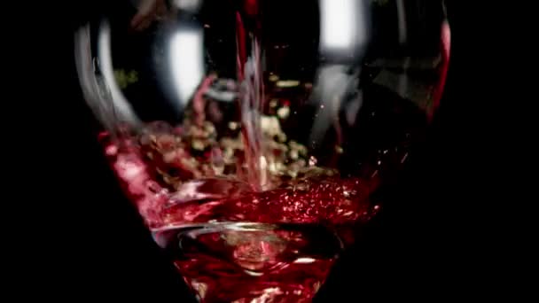 Zeer Strak Shot Van Een Glas Rode Wijn Wordt Gegoten — Stockvideo