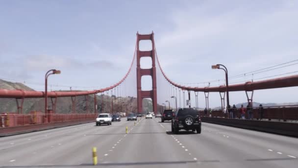 Golden Gate Köprüsü Güneşli Bir Günde Sürüş Açısından Vurdu — Stok video