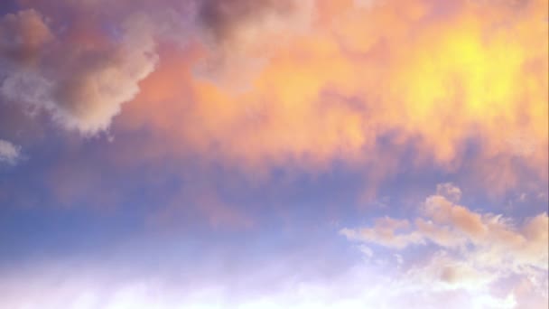 青い空といくつかの燃えるようなオレンジ色の雲のショット — ストック動画