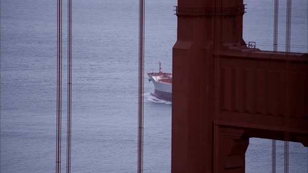 Apertado Tiro Navio Visto Através Alguma Estrutura Golden Gate — Vídeo de Stock