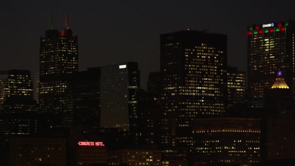 Panning Βολή Του Σικάγο Κτίρια Νύχτα — Αρχείο Βίντεο