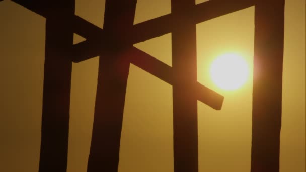 Sonnenuntergang Hinter Einer Silhouettierten Holzstruktur Kalifornien — Stockvideo