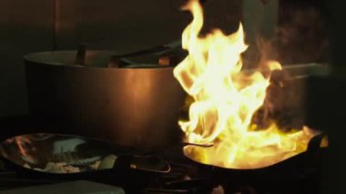 Restoran sote tavalar alkol yanar gibi alev alıyor.