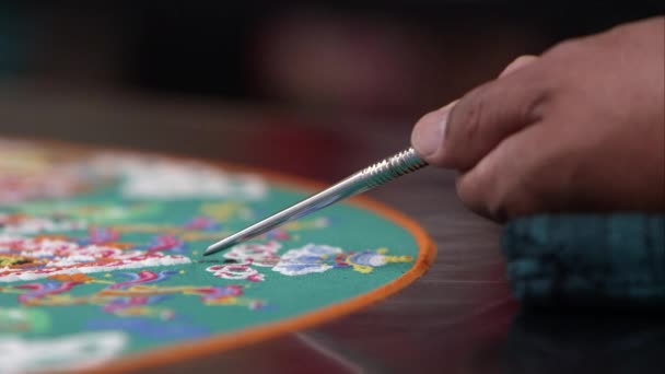 Tight Shot Man Som Arbetar Sand Mandala — Stockvideo